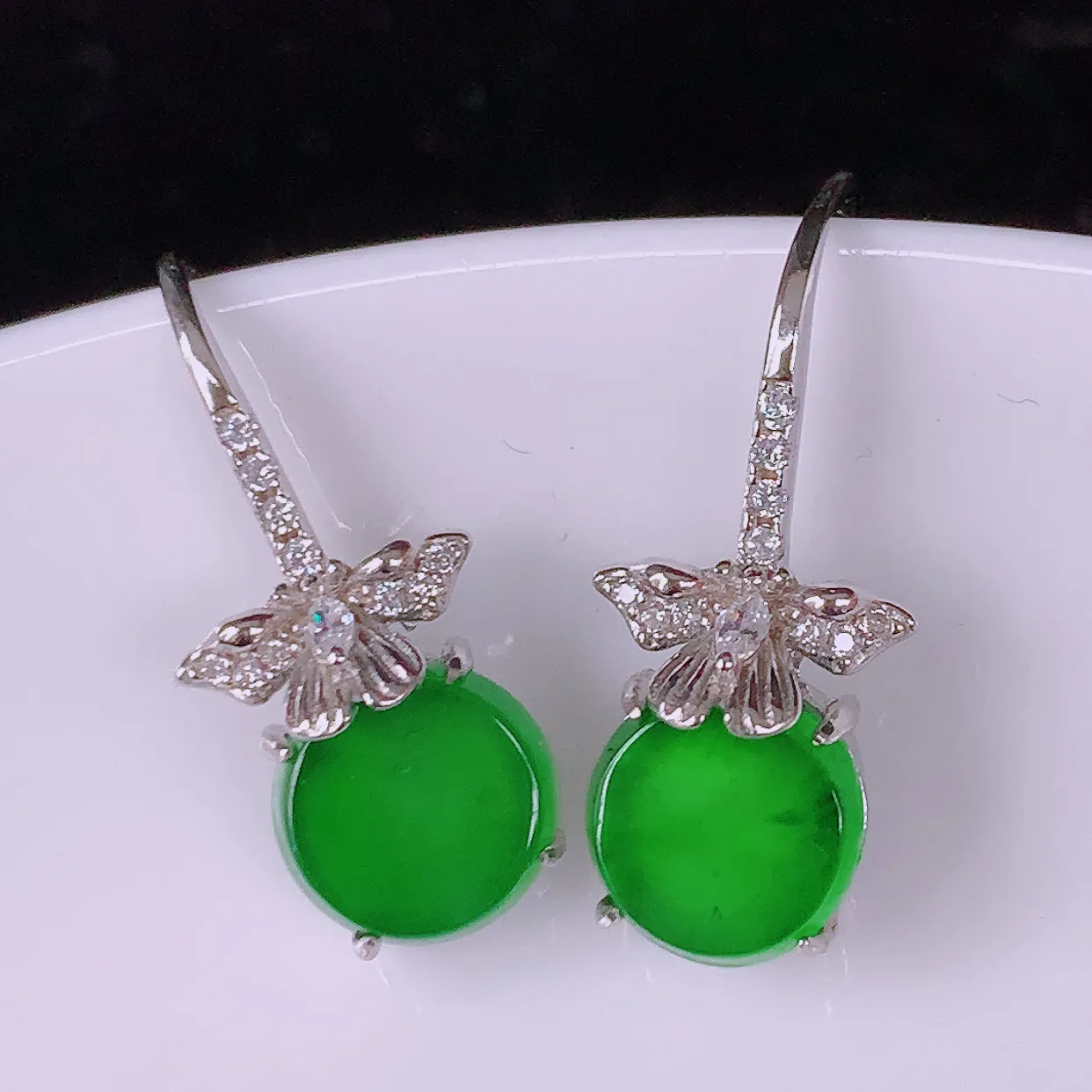 冰透满绿翡翠925银镶嵌耳坠，自然光实拍，翠色灵动，颜色漂亮，种老水足，品相佳，佩戴佳品！#97.3整体21.8*9.2*5.5裸石8*8
