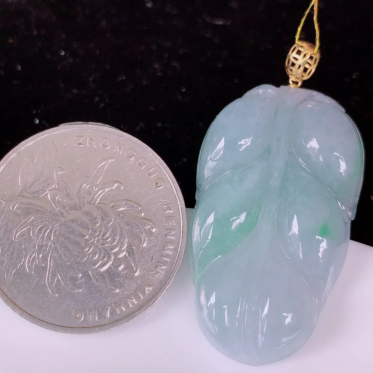 18K金镶嵌冰春带彩翡翠叶子吊坠 ，种水足，色泽清新，工艺精湛，叶子寓意美好；金枝玉叶，事业有成。#35.6