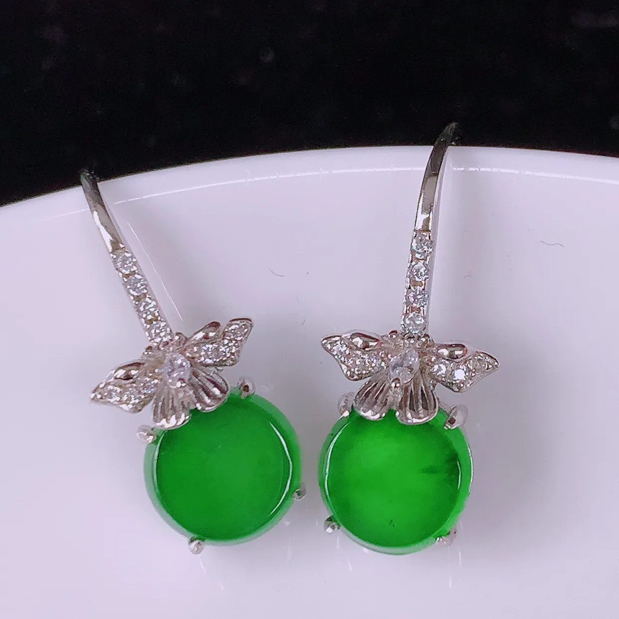 冰透满绿翡翠925银镶嵌耳坠，自然光实拍，翠色灵动，颜色漂亮，种老水足，品相佳，佩戴佳品！#97.3