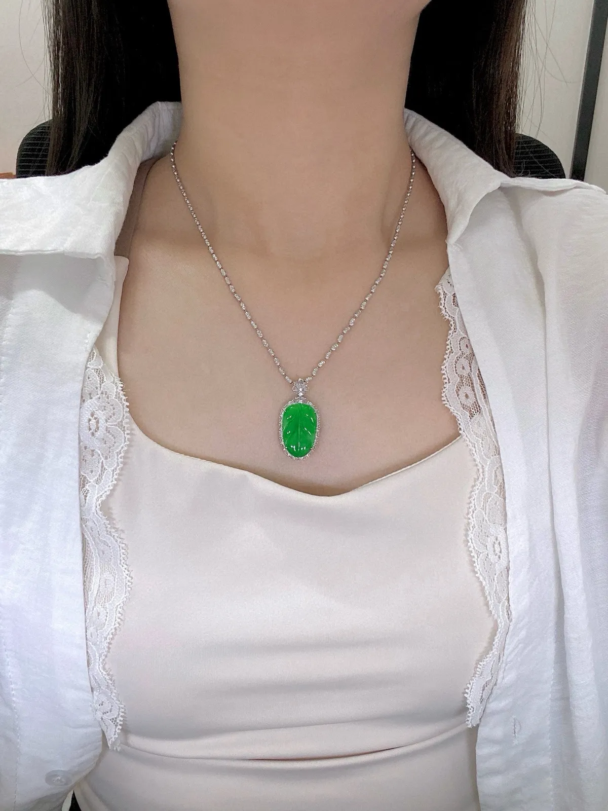 【冰种满绿叶子】金枝玉叶，质地细腻，冰润透亮，光泽出众，18k金钻镶嵌，裸石尺寸21.8*13.8*3毫米