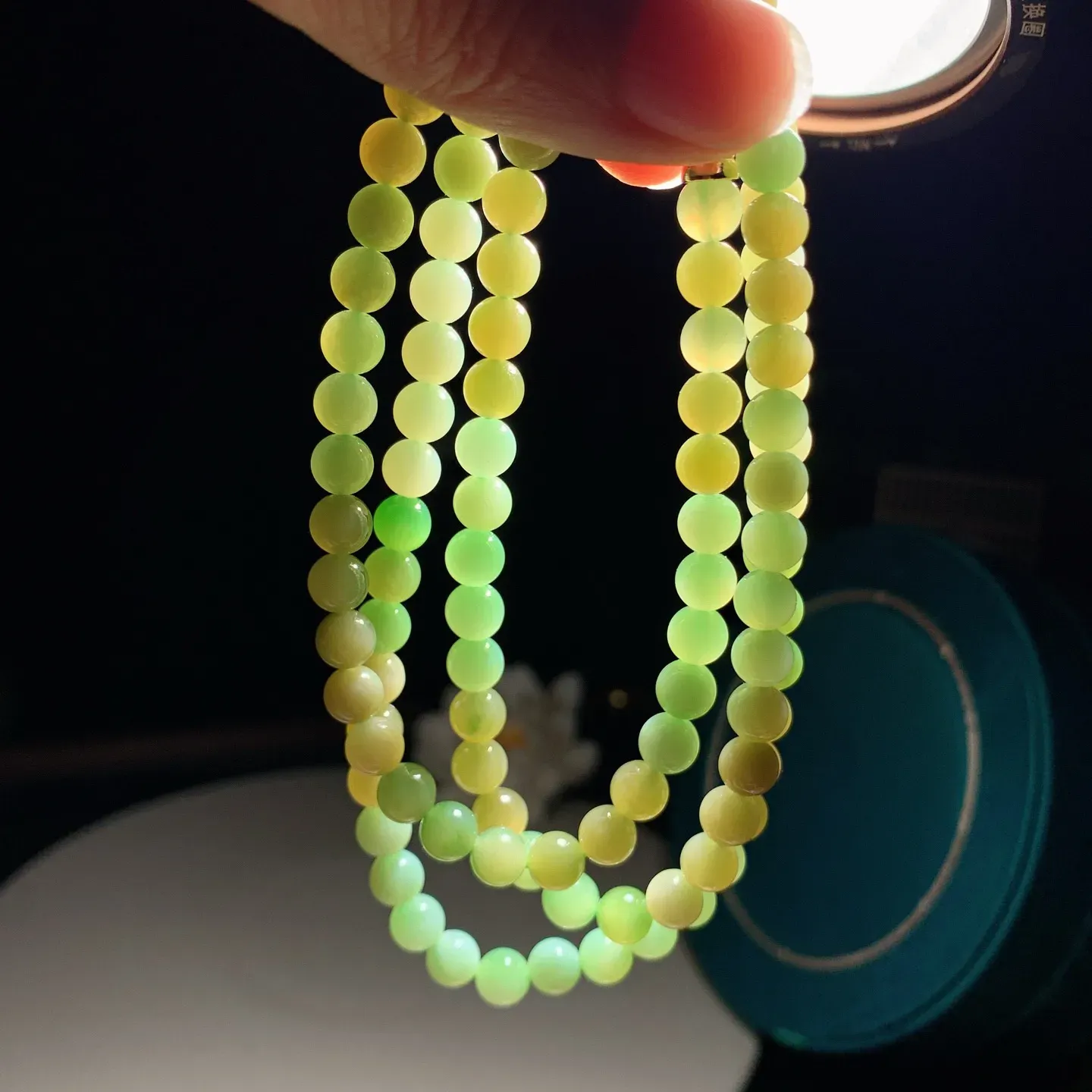 和田玉薄荷绿俄罗斯碧玉108佛珠项链。单颗尺寸6重36.5克。玉质细腻油润。手推出油。佩戴高端典雅。lt251205