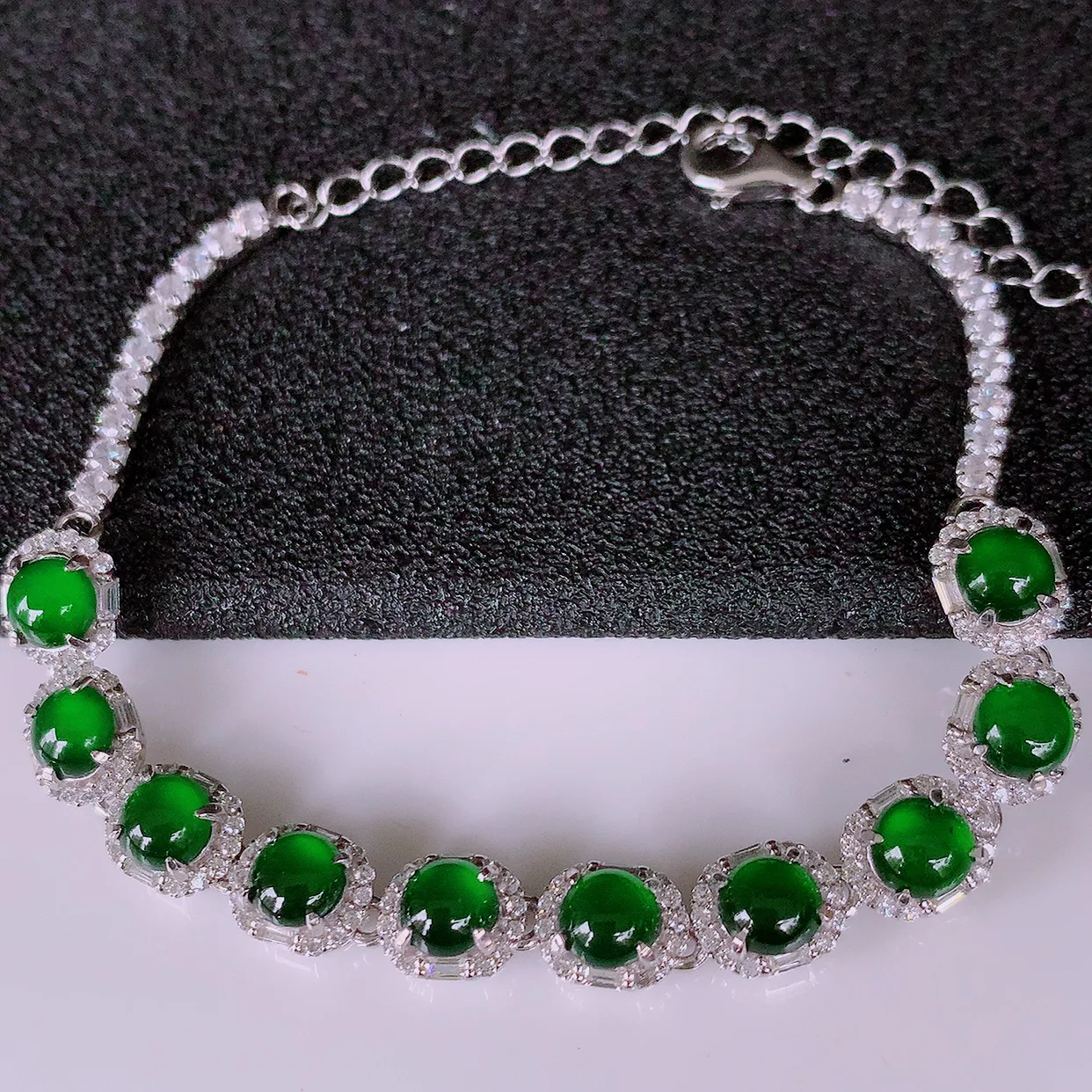 冰透满绿翡翠925银镶嵌手链，自然光实拍，翠色灵动，颜色漂亮，种老水足，品相佳，佩戴佳品！#97.3