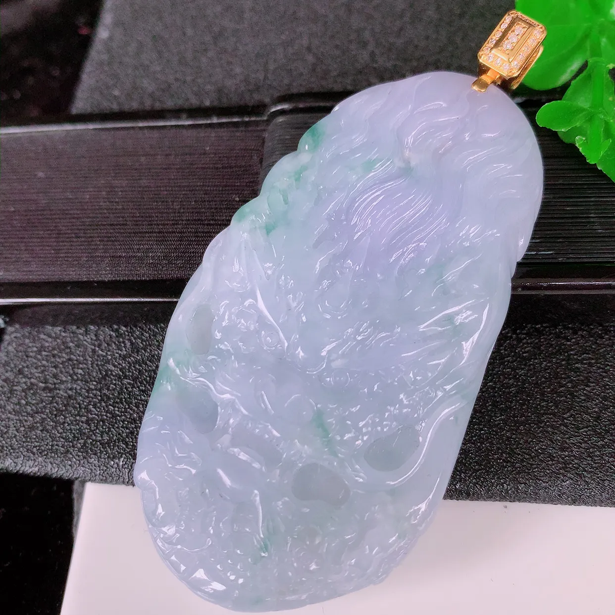 自然光实拍，18K金镶嵌紫罗兰飘花翡翠龙腾盛世、龙牌吊坠，种水好，雕工立体精致，佩戴霸气时尚！#00.3整体70.5裸石62*33.5*7.8