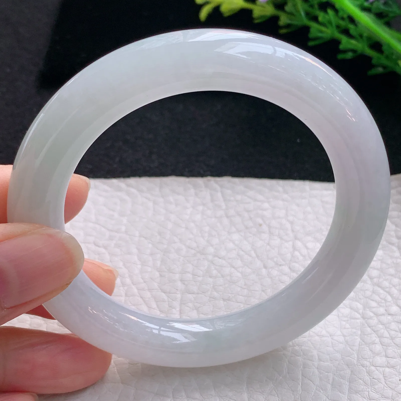 hf自然光57*10.8*11美人镯 翡翠a货玉手镯清新飘绿圆条珠宝玉手环