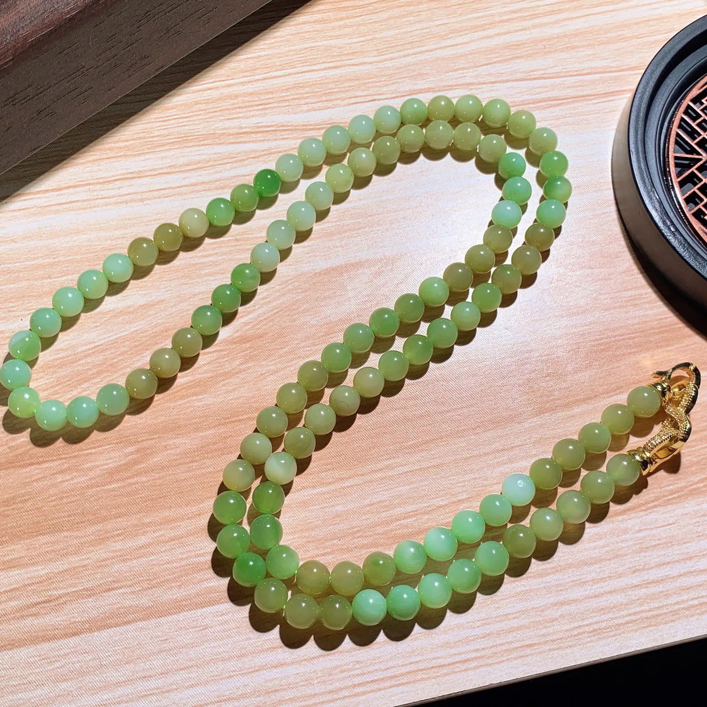 和田玉薄荷绿俄罗斯碧玉108佛珠项链。单颗尺寸6重36.5克。玉质细腻油润。手推出油。佩戴高端典雅。lt251205