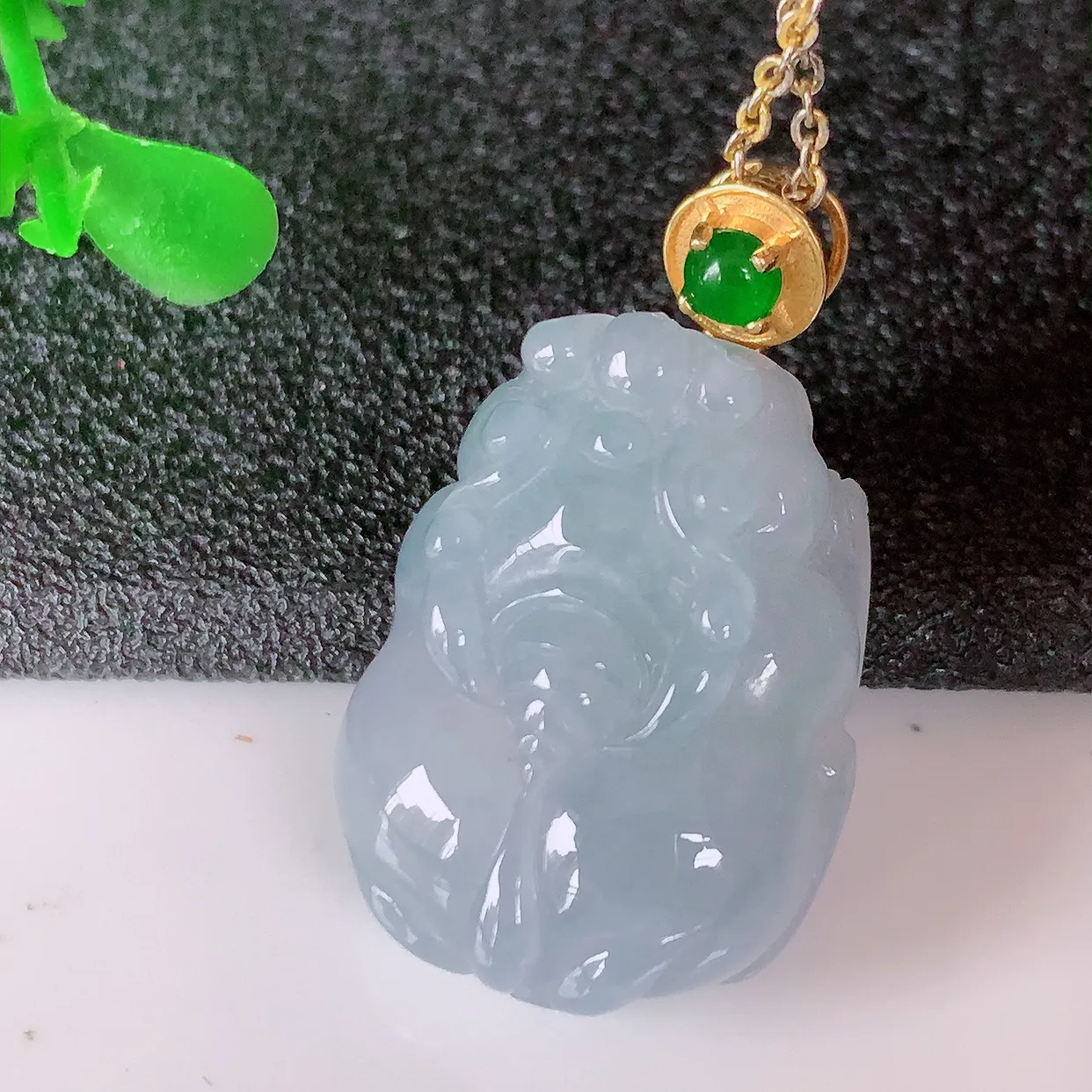 自然光实拍，18K金镶嵌冰紫罗兰翡翠招财貔貅吊坠，民间有“一摸貔貅运程旺盛，再摸貔貅财运滚滚，三摸貔貅平步青云 ”的美好祝愿。#00.3整体28裸石21.5*15.8-9