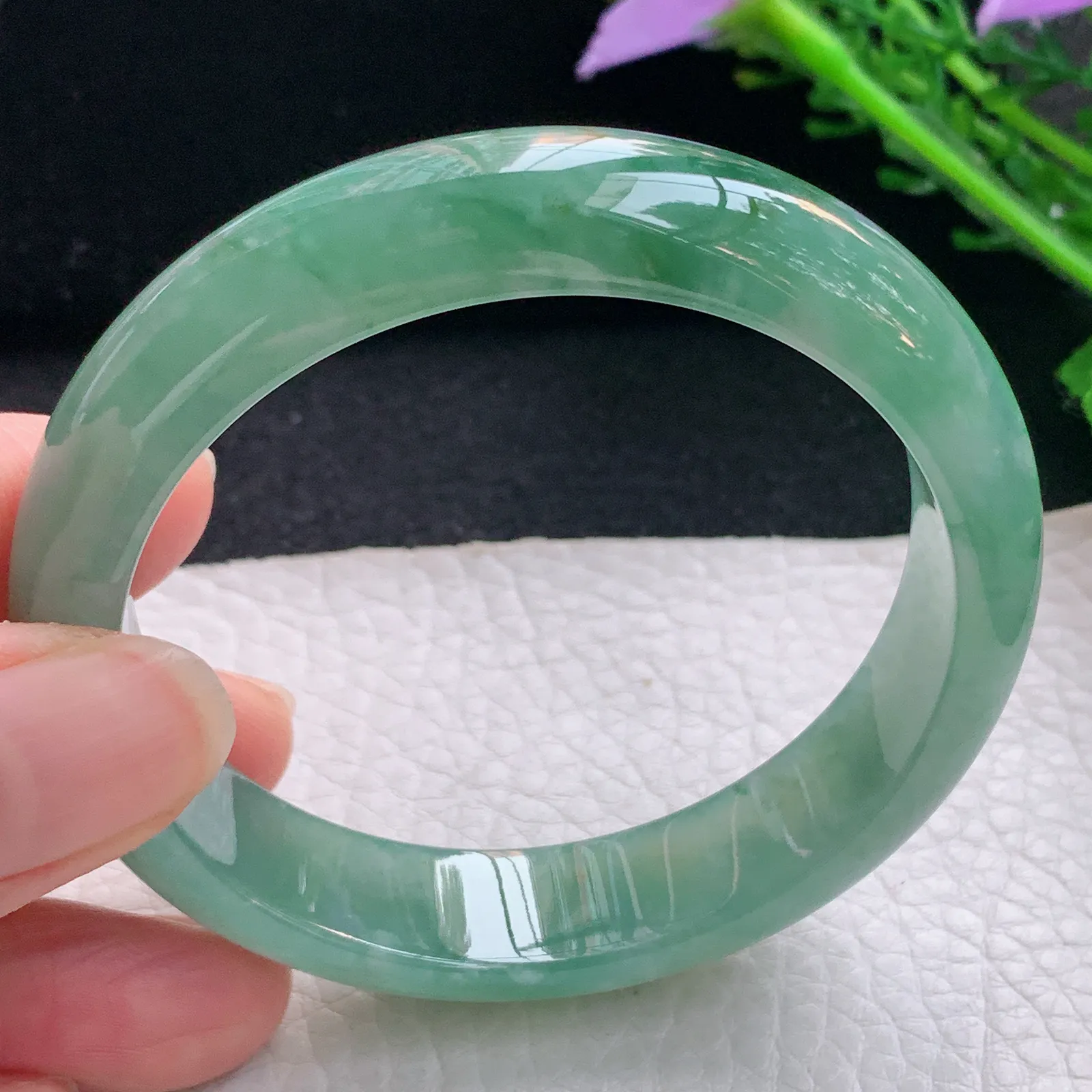 js自然光55*13.2*7.5平安镯 翡翠a货玉手冰润湖水绿宽边珠宝玉手环