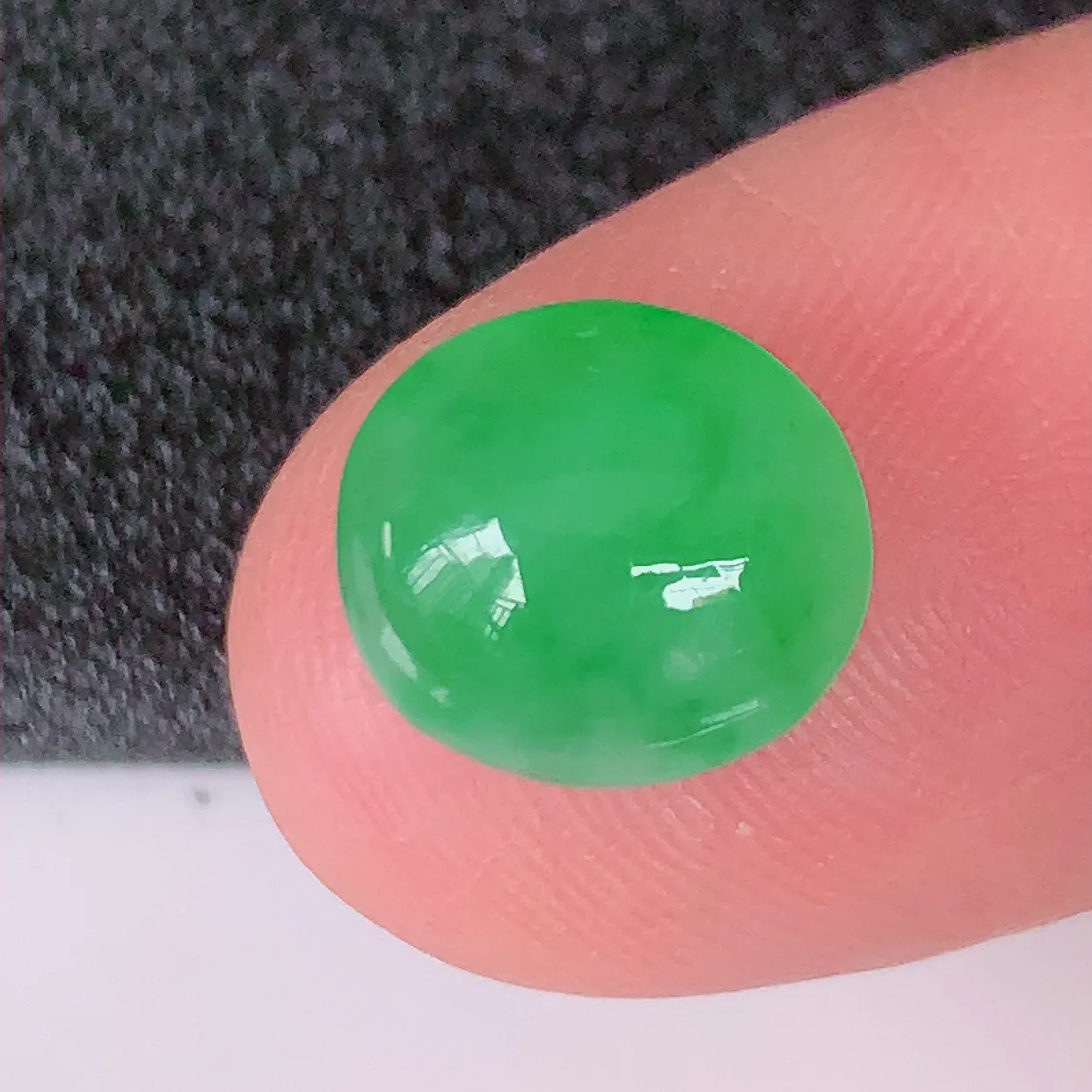 自然光实拍，冰种满绿翡翠蛋面，戒面，翠色灵动，玉质细腻，颜色漂亮，品相佳，佩戴佳品！#94.3尺寸10.5-9.5-5.5mm