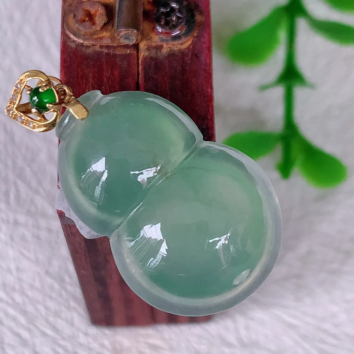 18K金镶嵌冰种翡翠葫芦吊坠， 葫芦寓意福禄双全，财源滚滚，佩戴效果优雅迷人！#12.3整体28裸石21*14.8*5.8