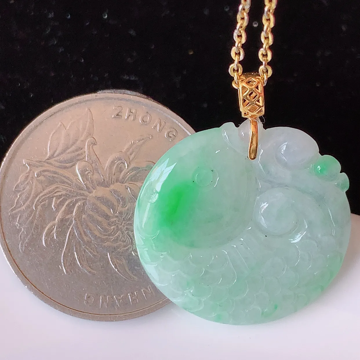 自然光实拍，18K金镶嵌冰润飘绿翡翠年年有余，自由自在玉吊坠，寓意财源广进，雕工婉约，栩栩如生，佩戴优雅迷人！#1.5