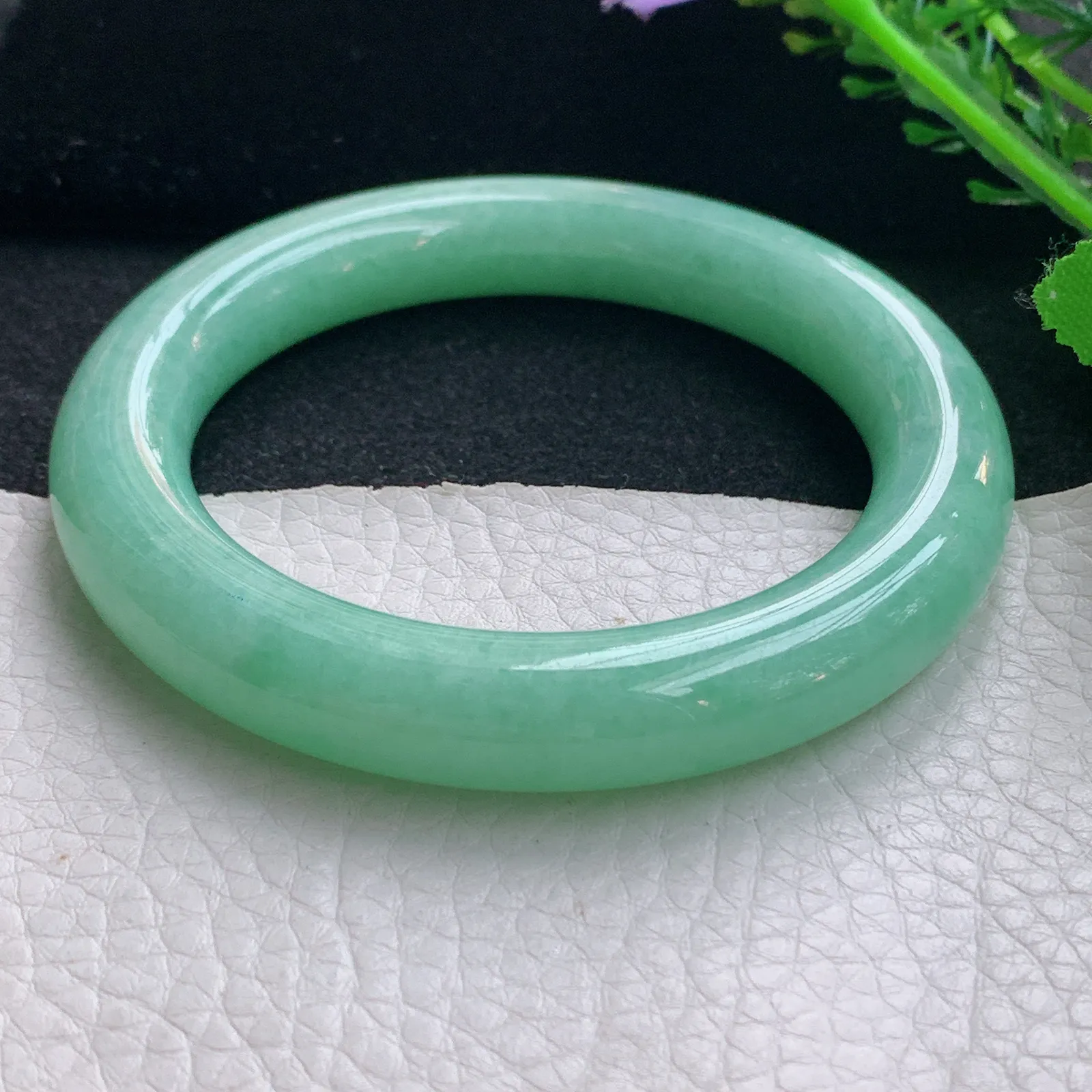 yh自然光57.5*11美人镯 翡翠a货玉手镯果绿圆条珠宝玉手环