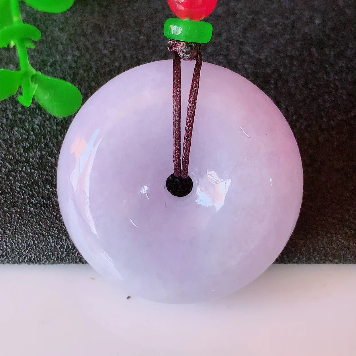 自然光实拍，冰润紫罗兰翡翠平安扣吊坠，形体饱满圆润，平安扣肥嘟嘟的，平平安安，种水很好，配戴精美！#41.5