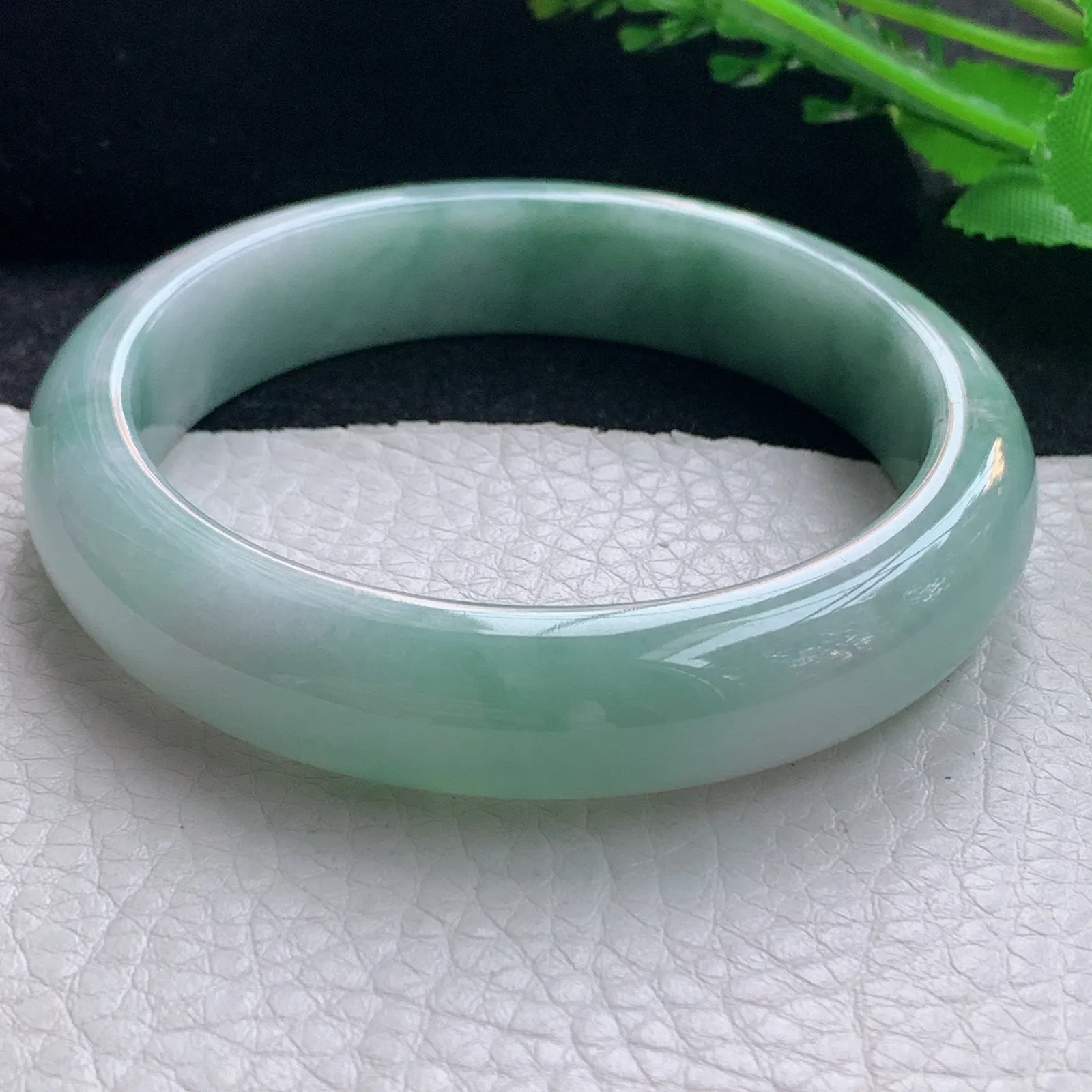 js自然光59*13.2*8.2平安镯 翡翠a货玉手镯飘蓝花宽边珠宝玉手环