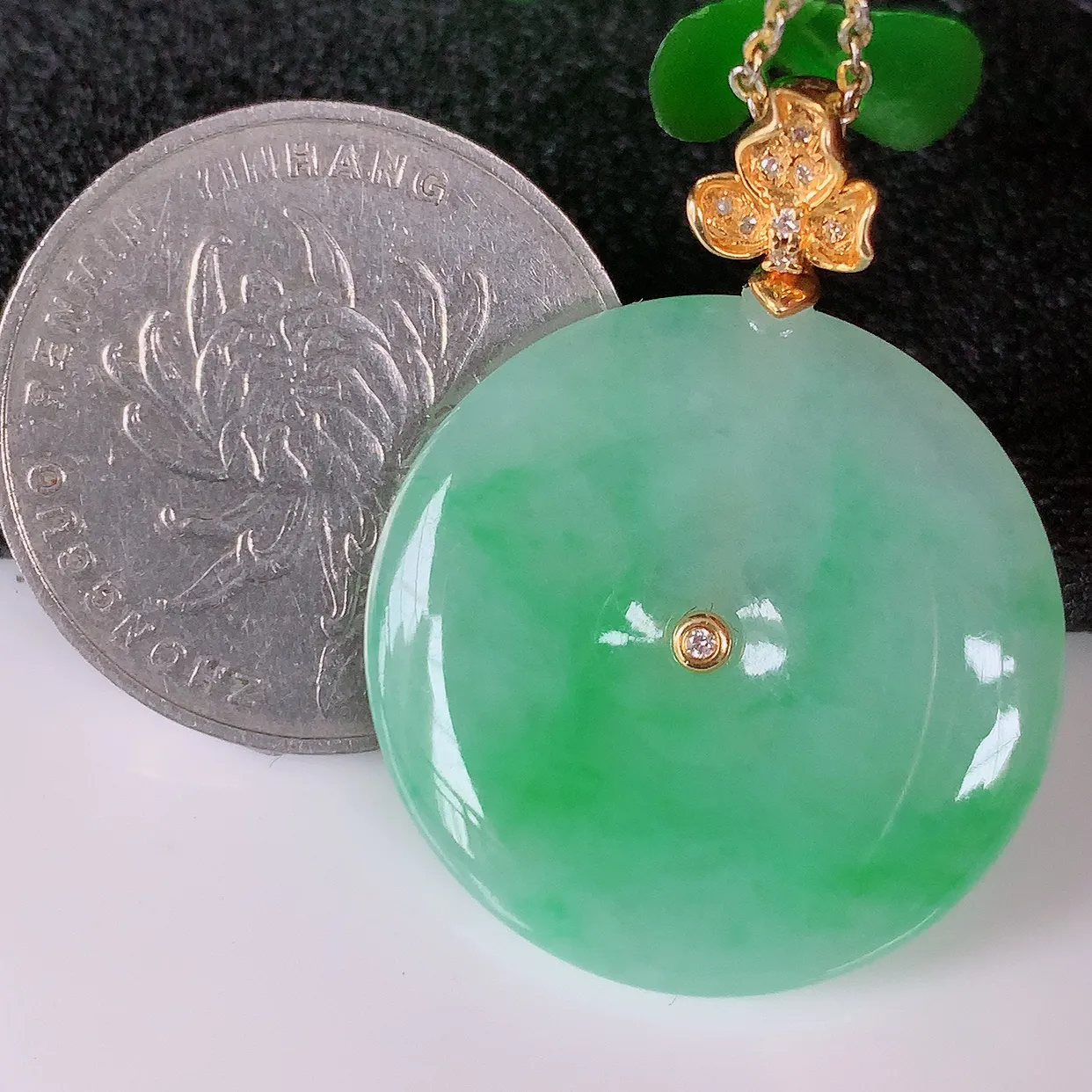 自然光实拍，18K金镶嵌水润翡翠平安扣吊坠，玉扣，冰润光泽，寓意平平安安，平安扣佩戴时尚漂亮！#00.3整体33.5*25.5*5.5裸石25.5*25.5