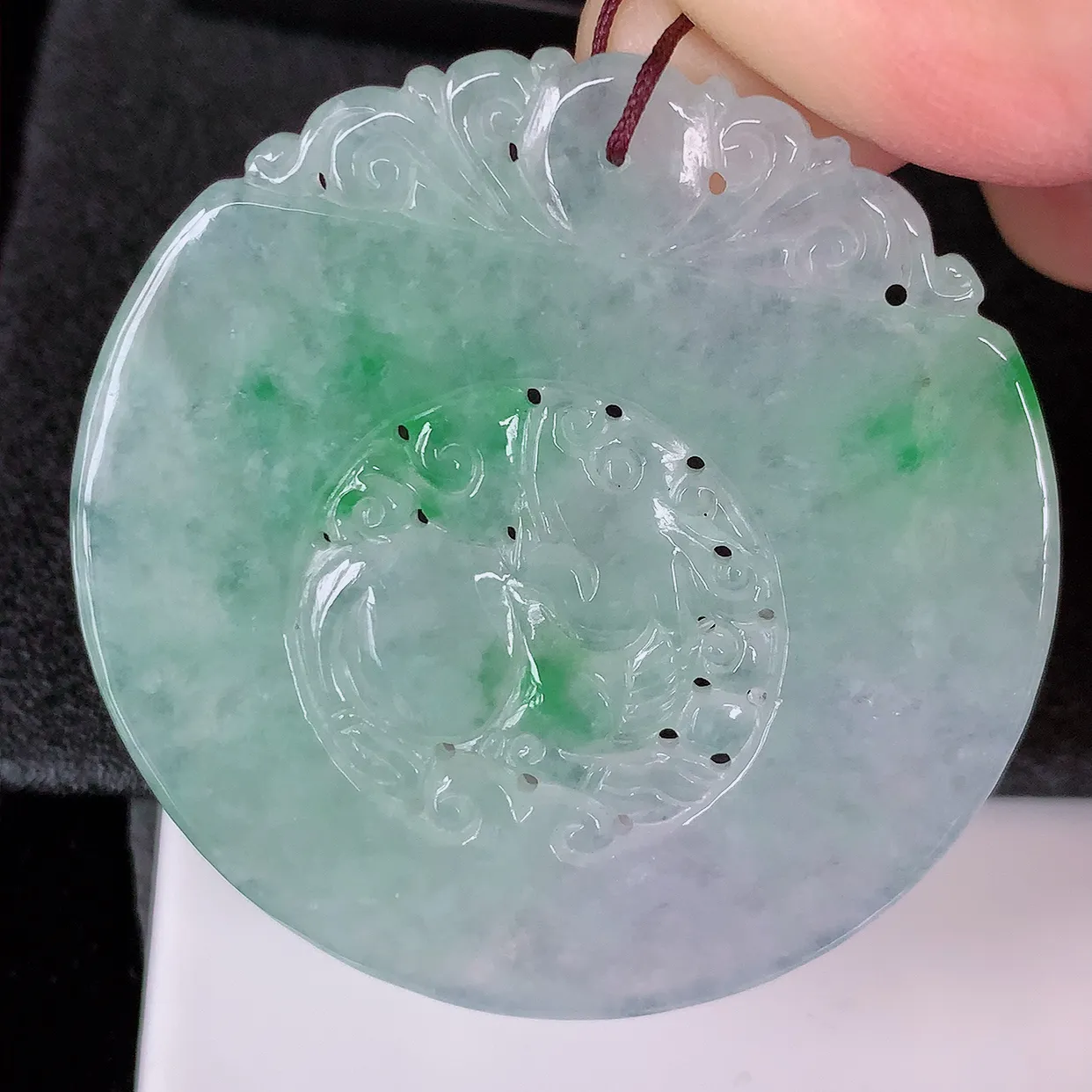 自然光实拍，冰飘绿翡翠麒麟吊坠，仿古招财进宝如意玉麒麟；冰透起莹，老坑冰润，镂空精雕工艺。佩戴翡翠麒麟挂坠，则是寓意吉祥平安、太平盛世、天下统一#57.3