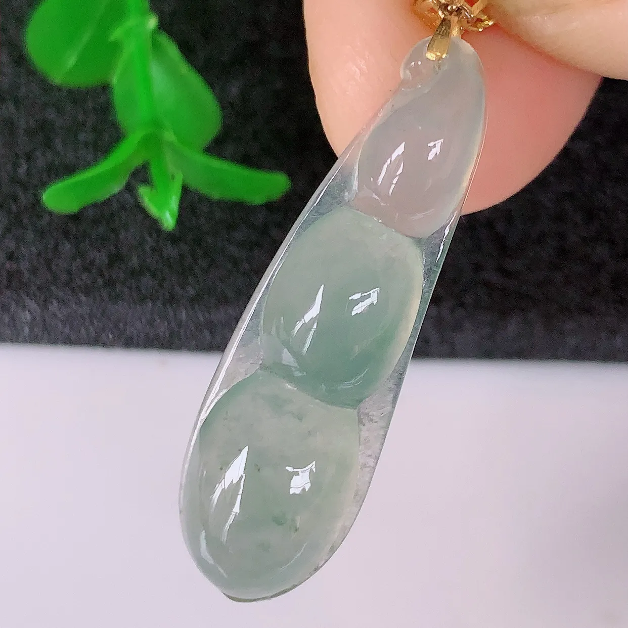 18k金镶嵌冰种翡翠四季豆吊坠，款式新颖时尚，日常百搭的款。清秀高雅，佩戴优雅高贵！#41.3