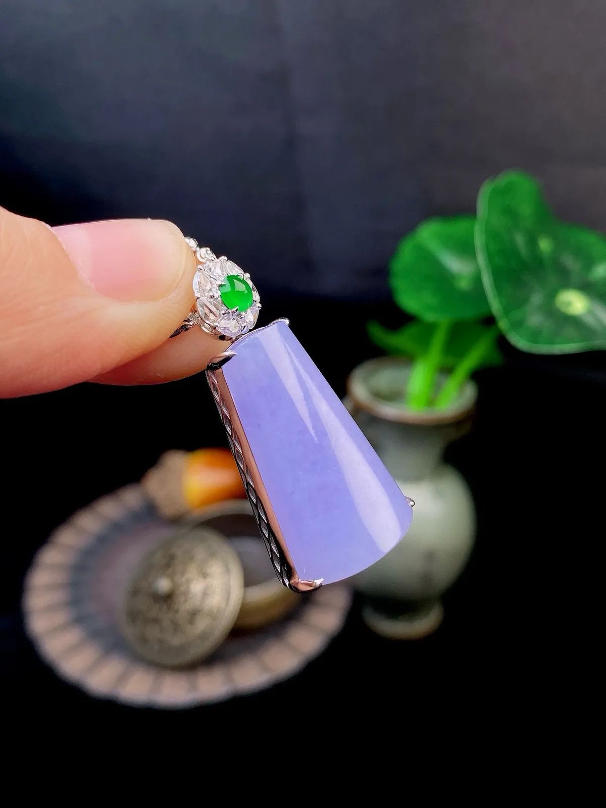 【冰种紫无事牌吊坠】少见的冰紫无事牌，质地细腻，妖紫色泽，光泽度不错，18k金钻镶嵌，裸石尺寸24.