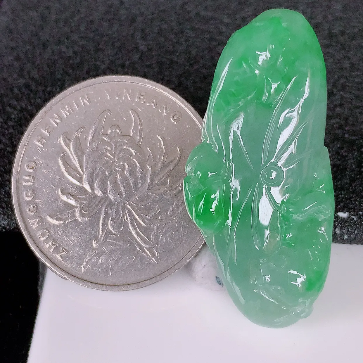 自然光实拍，冰润飘绿翡翠荷叶鱼、和和美美玉坠，财源广进，自然隐逸、荷本是素不着尘之物，有和美之寓意。#05.3