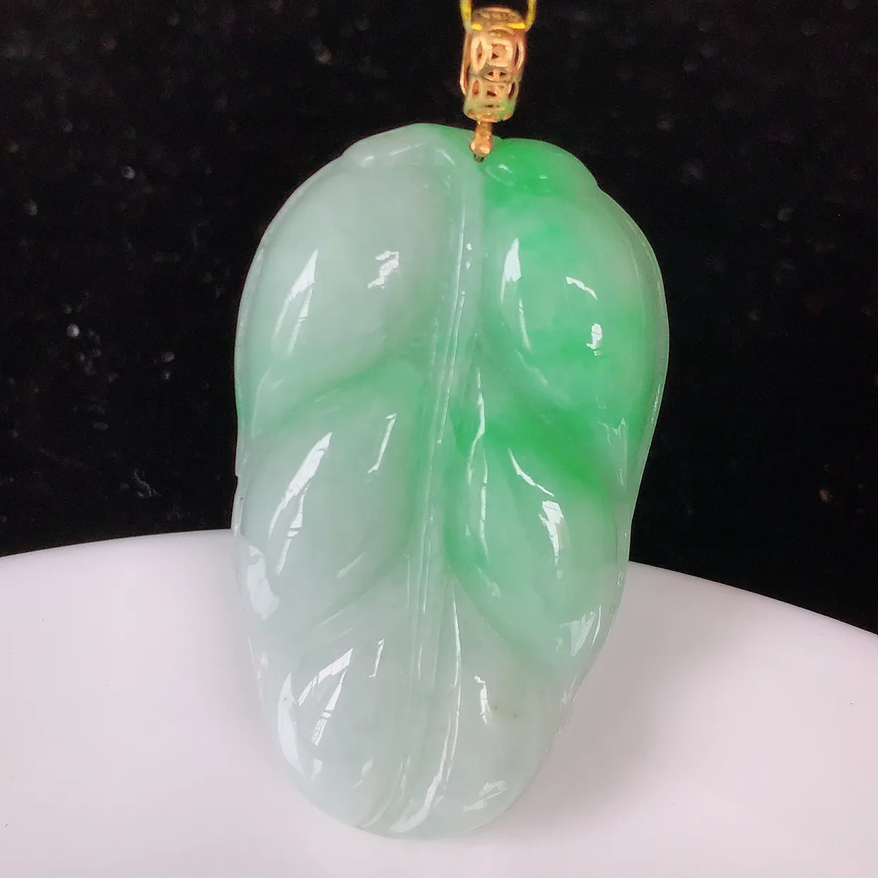 18K金镶嵌飘绿翡翠叶子吊坠 ，种水足，色泽清新，工艺精湛，叶子寓意美好；金枝玉叶，事业有成。#35