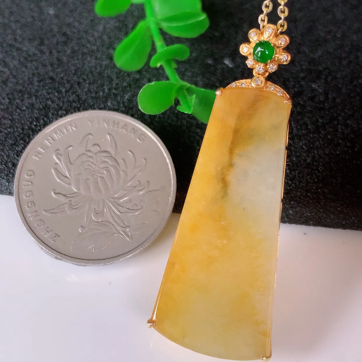 自然光实拍，18K金镶嵌水润黄翡双彩翡翠平安无事牌吊坠，平平安安，无事牌翠色灵动，佩戴平安时尚！#00.3整体43.8*17*5.2裸石35.5*15.5