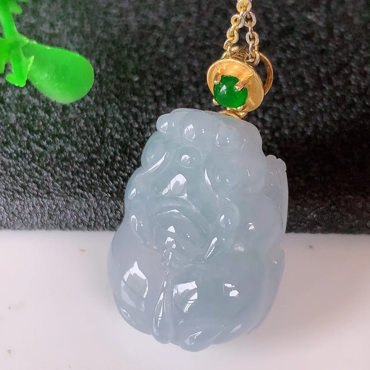 自然光实拍，18K金镶嵌冰紫罗兰翡翠招财貔貅吊坠，民间有“一摸貔貅运程旺盛，再摸貔貅财运滚滚，三摸貔貅平步青云 ”的美好祝愿。#00.3整体28裸石21.5*15.8-9