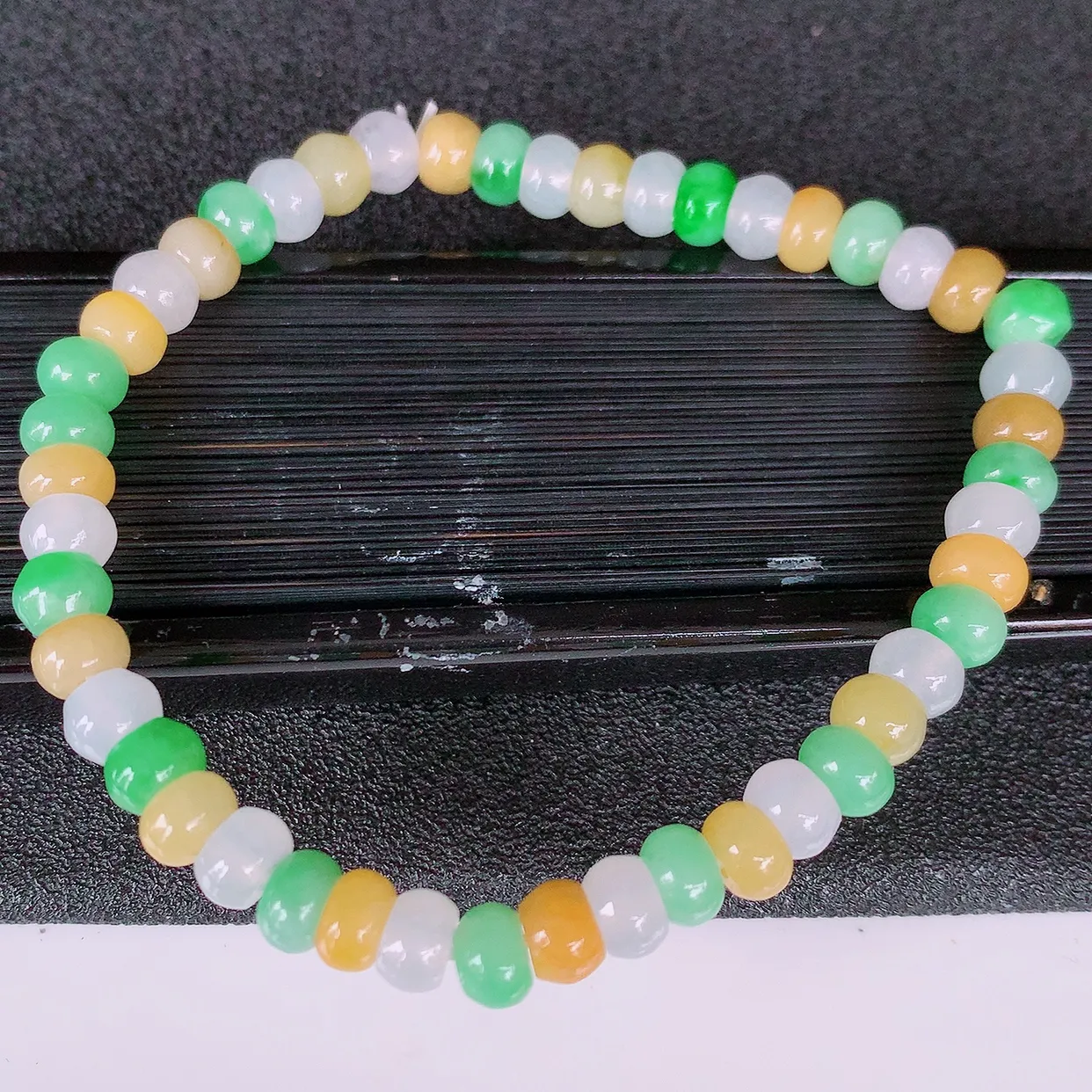 自然光实拍，冰三彩翡翠手链，多彩翡翠手串，颜色丰富，料子细腻，高档大气，自戴送礼佳品！#46.3取一