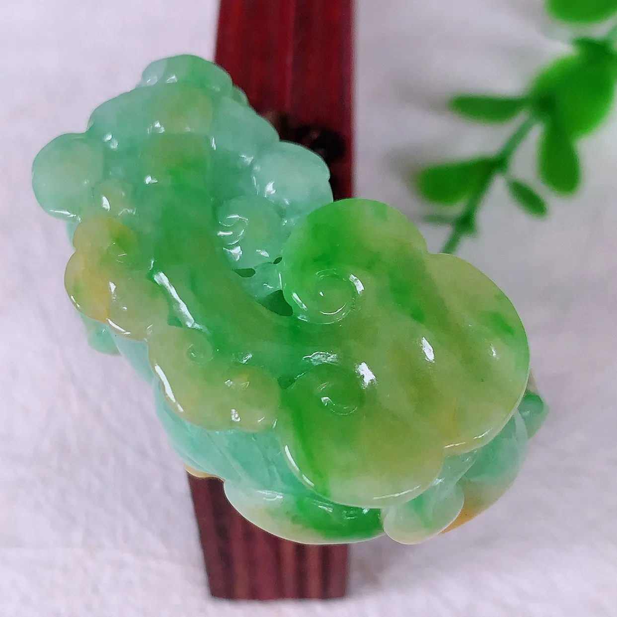 自然光实拍，冰润黄加绿翡翠霸王貔貅吊坠，民间有“一摸貔貅运程旺盛，再摸貔貅财运滚滚，三摸貔貅平步青云 ”的美好祝愿。#97.3