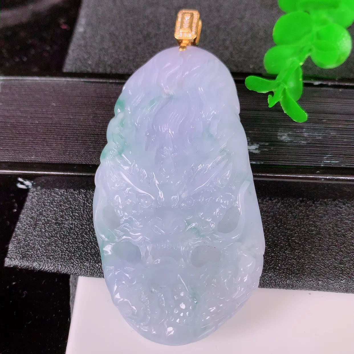 自然光实拍，18K金镶嵌紫罗兰飘花翡翠龙腾盛世、龙牌吊坠，种水好，雕工立体精致，佩戴霸气时尚！#00.3整体70.5裸石62*33.5*7.8