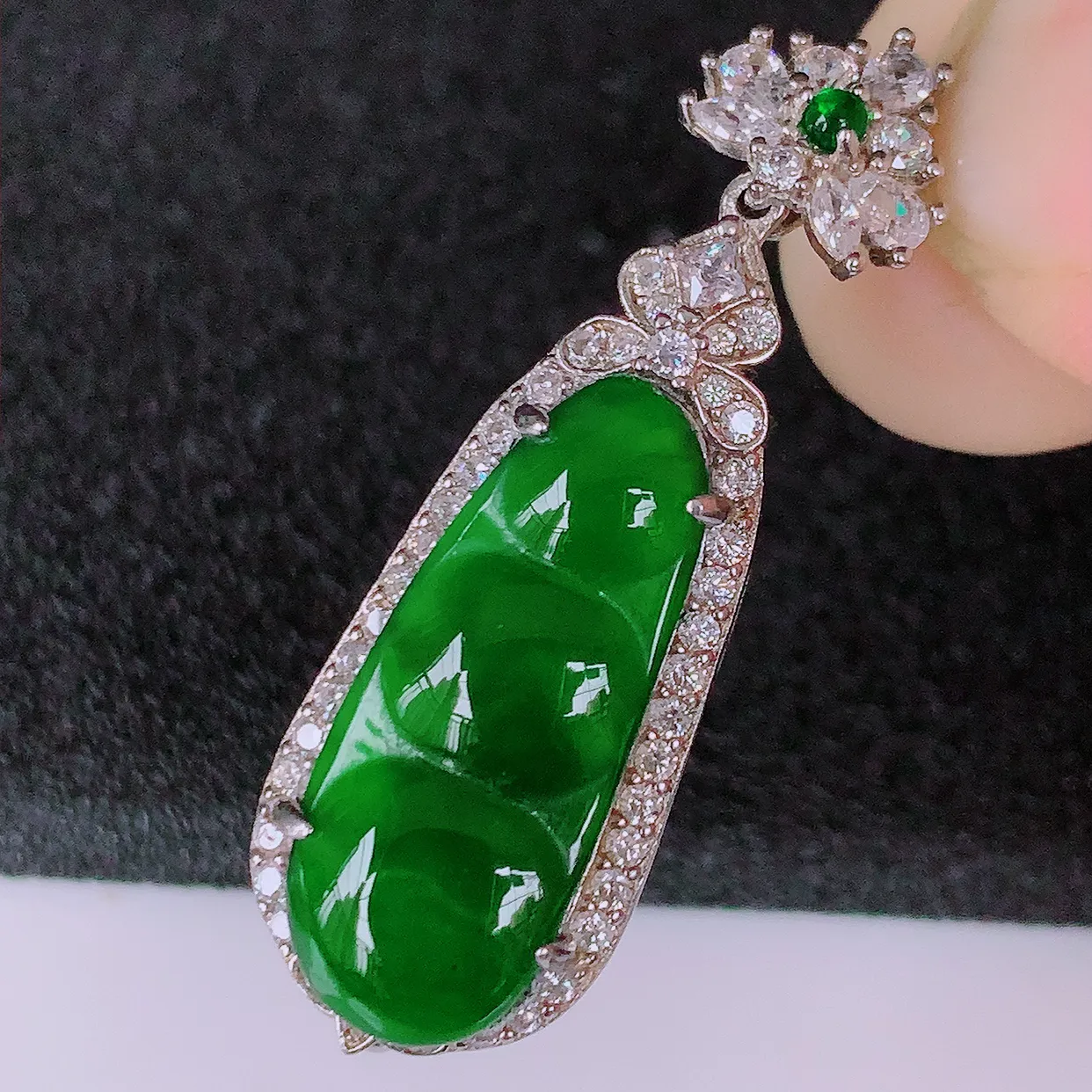 冰透满绿翡翠925银镶嵌福豆吊坠，自然光实拍，翠色灵动，颜色漂亮，种老水足，品相佳，佩戴佳品！#97