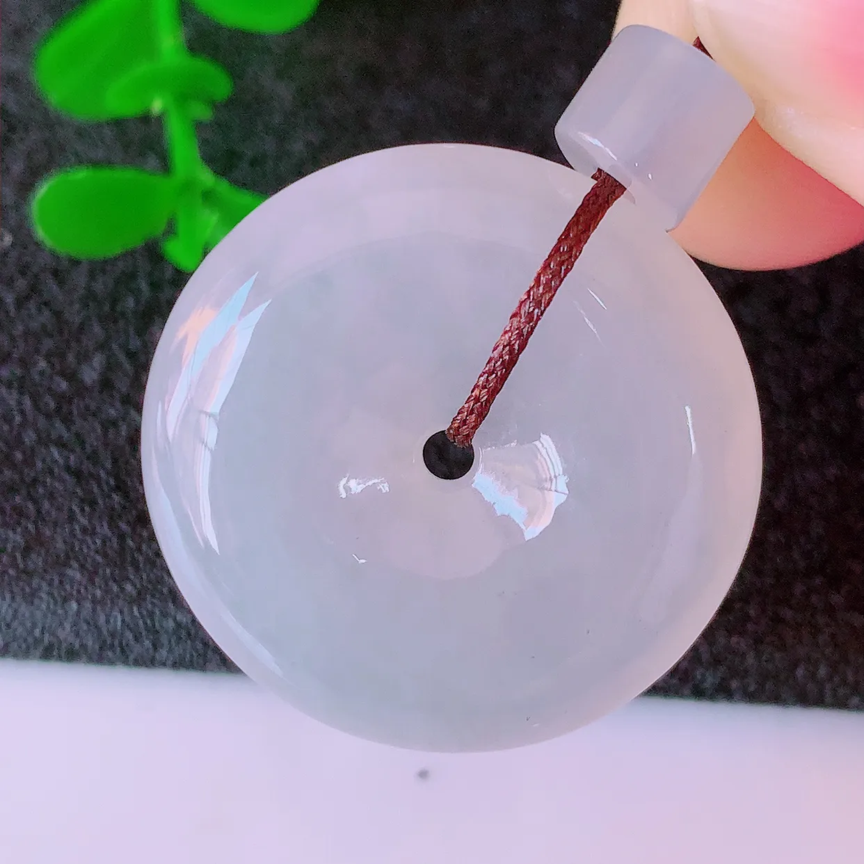 自然光实拍，冰种翡翠平安扣吊坠，形体饱满圆润，平安扣肥嘟嘟的，平平安安，种水很好，配戴精美！#41.5