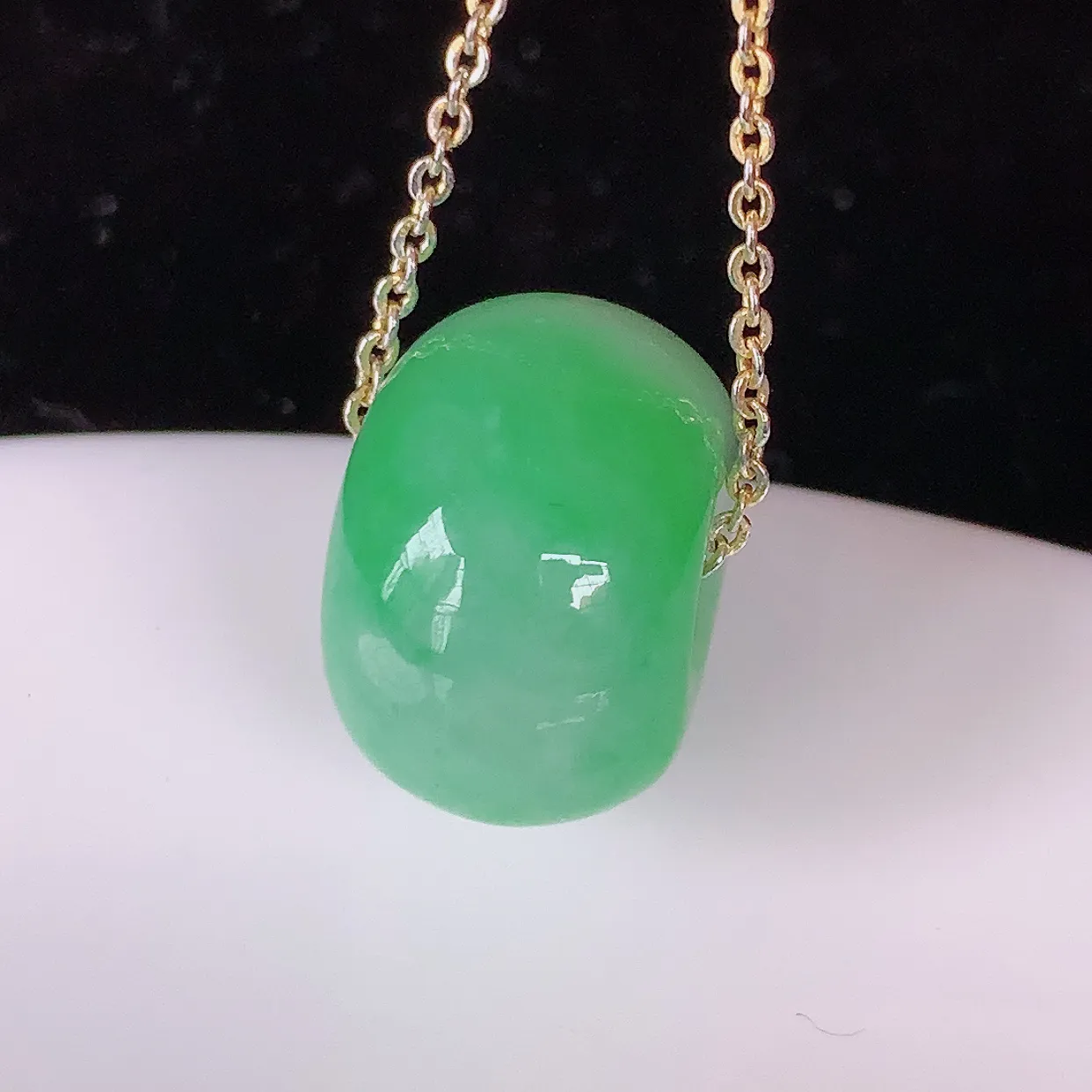 自然光实拍，水润飘绿翡翠路路通吊坠，寓意时来运转、财源滚滚，款式新颖时尚，日常百搭的款！配图银链#05.3