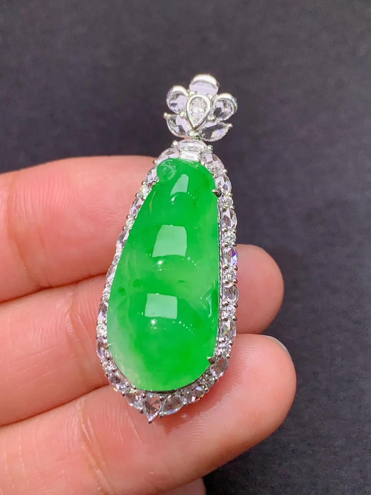 甜绿福豆吊坠，18k金镶嵌，色泽鲜阳，冰润细腻，种水足， 尺寸38*14.5*12.1