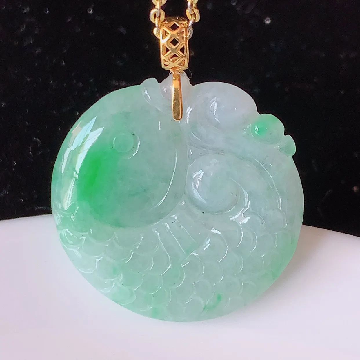 自然光实拍，18K金镶嵌冰润飘绿翡翠年年有余，自由自在玉吊坠，寓意财源广进，雕工婉约，栩栩如生，佩戴优雅迷人！#1.5