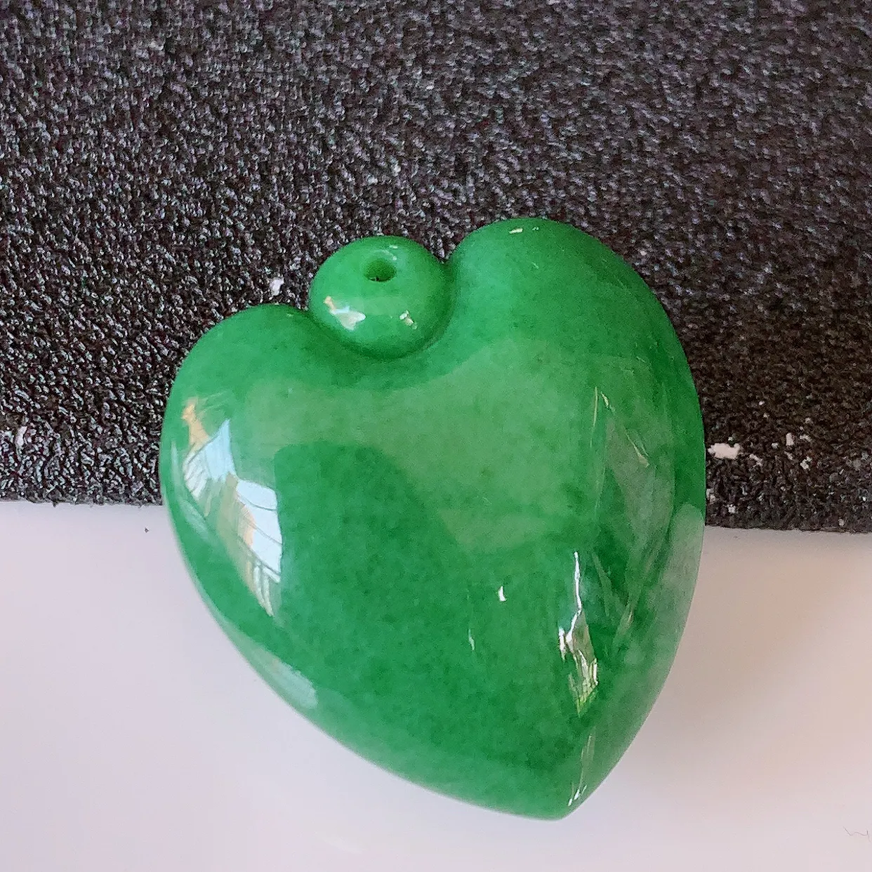 自然光实拍，冰润满绿翡翠爱心吊坠，翠色灵动，种老水足，寓意好，品相佳，佩戴佳品！#32.5