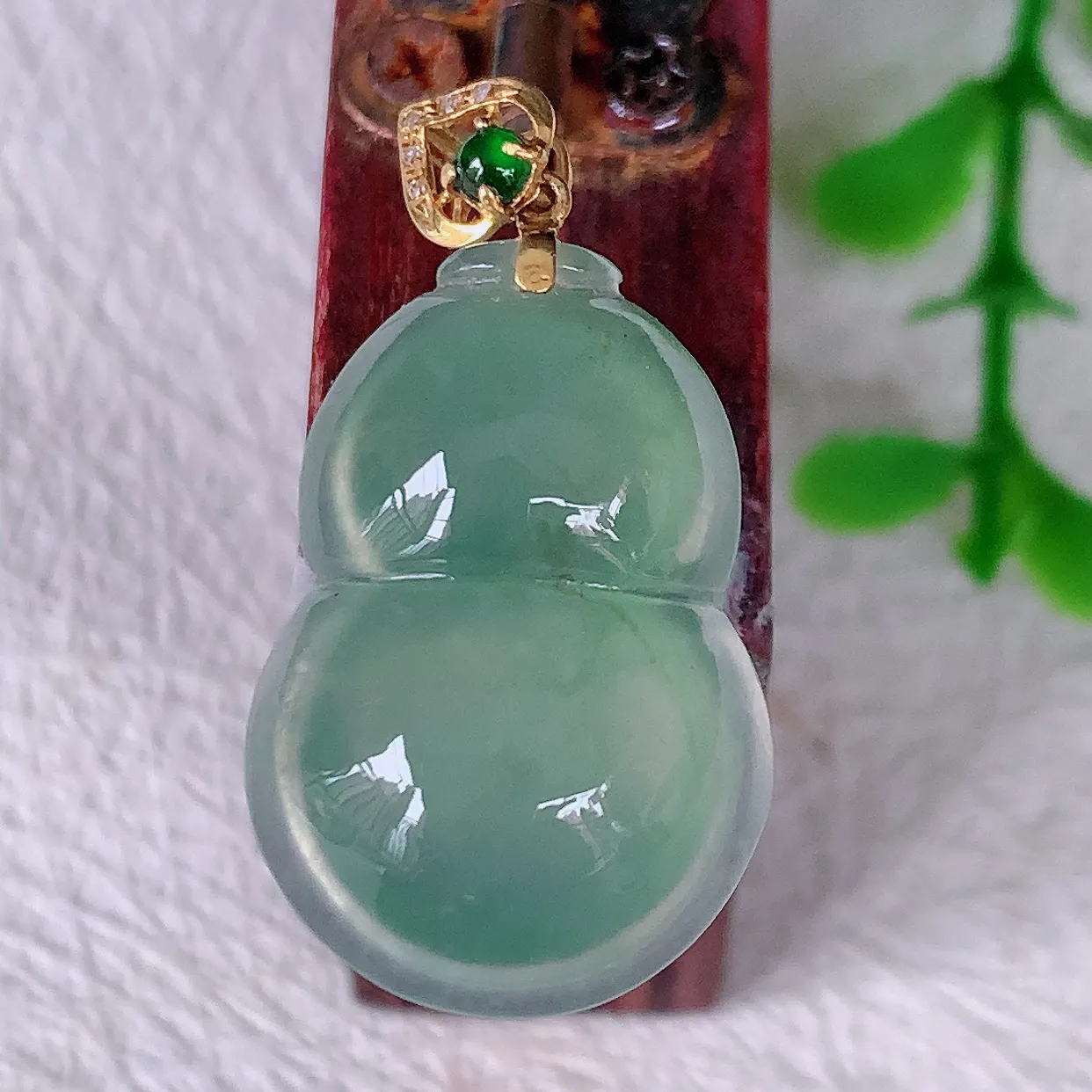 18K金镶嵌冰种翡翠葫芦吊坠，葫芦寓意福禄双全，财源滚滚，佩戴效果优雅迷人！#12.3整体28裸石21*14.8*5.8