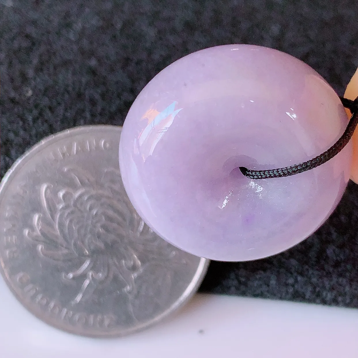 自然光实拍，冰润紫罗兰翡翠平安扣吊坠，形体饱满圆润，平安扣肥嘟嘟的，平平安安，种水很好，配戴精美！#41.5