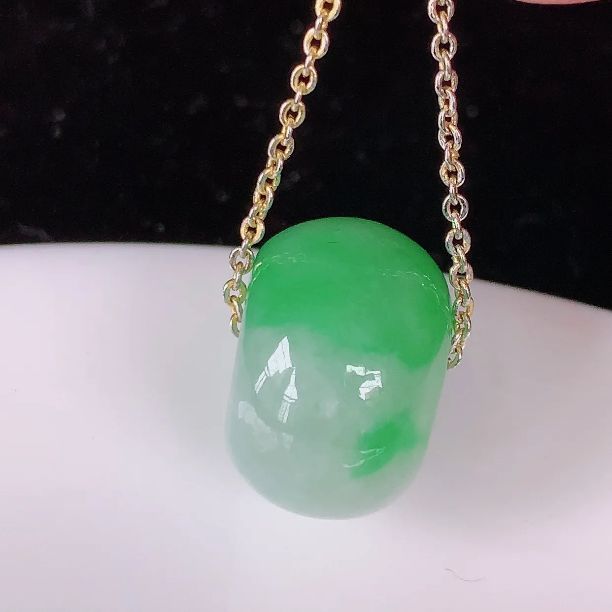 自然光实拍，水润飘绿翡翠路路通吊坠，寓意时来运转、财源滚滚，款式新颖时尚，日常百搭的款！配图银链#05.3