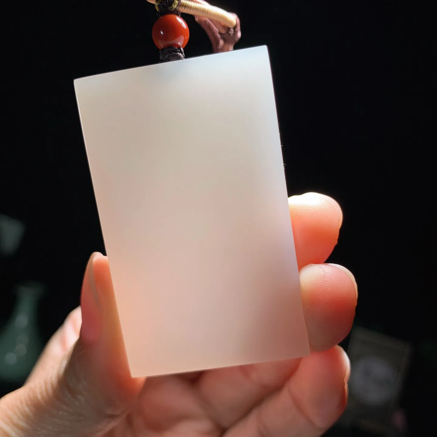 和田玉紫罗兰平安无事牌子挂件。尺寸54/33/7重37.8克。玉质细腻油润。手推出油。佩戴高端典雅。lt251205