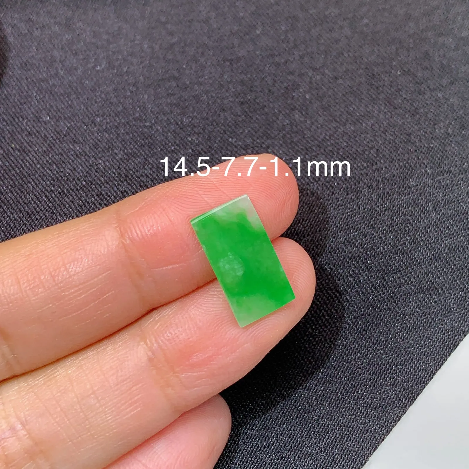 冰飘绿马鞍，镶嵌佳品，冰润色阳，种水足 尺寸14.5*7.7*1.1