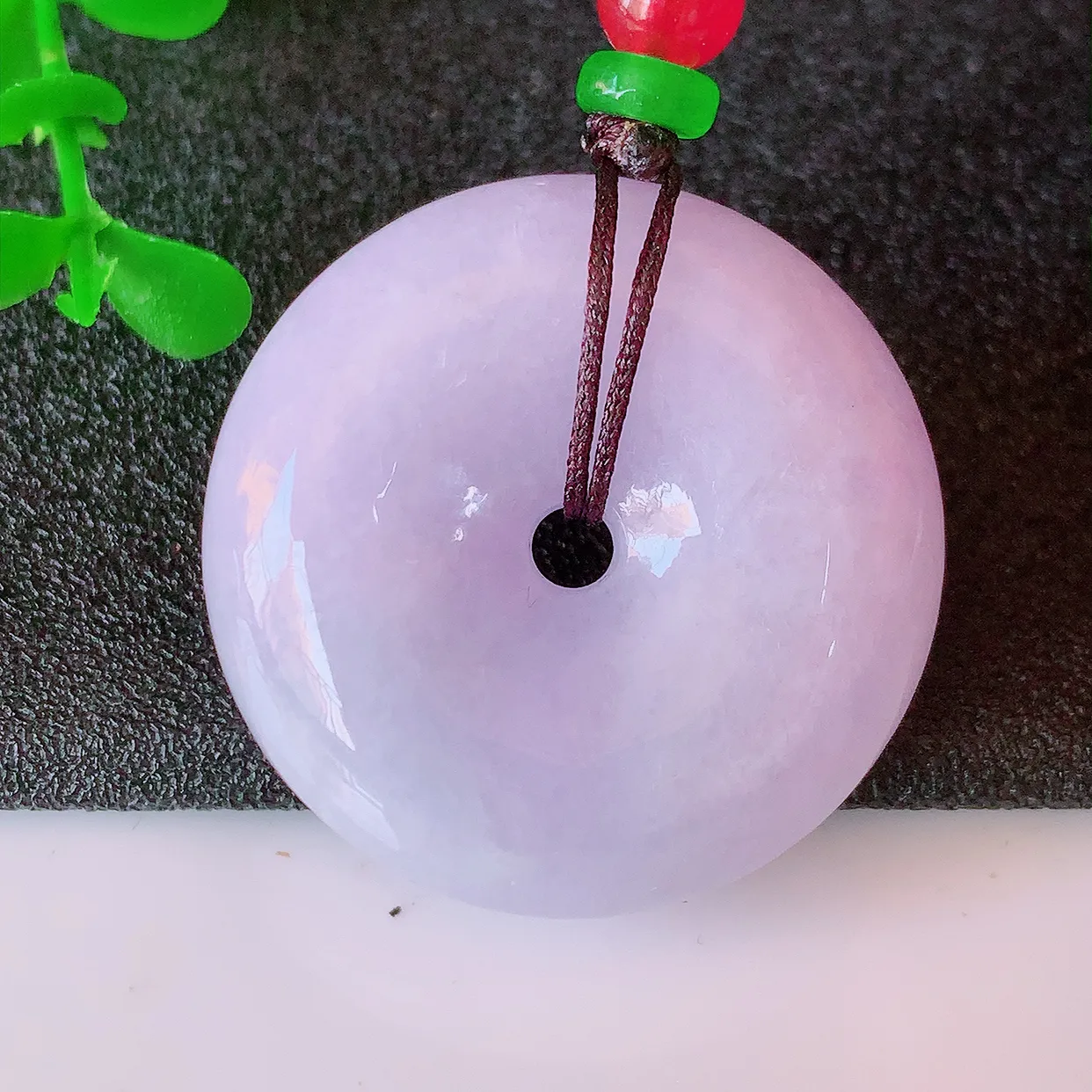 自然光实拍，冰润紫罗兰翡翠平安扣吊坠，形体饱满圆润，平安扣肥嘟嘟的，平平安安，种水很好，配戴精美！#