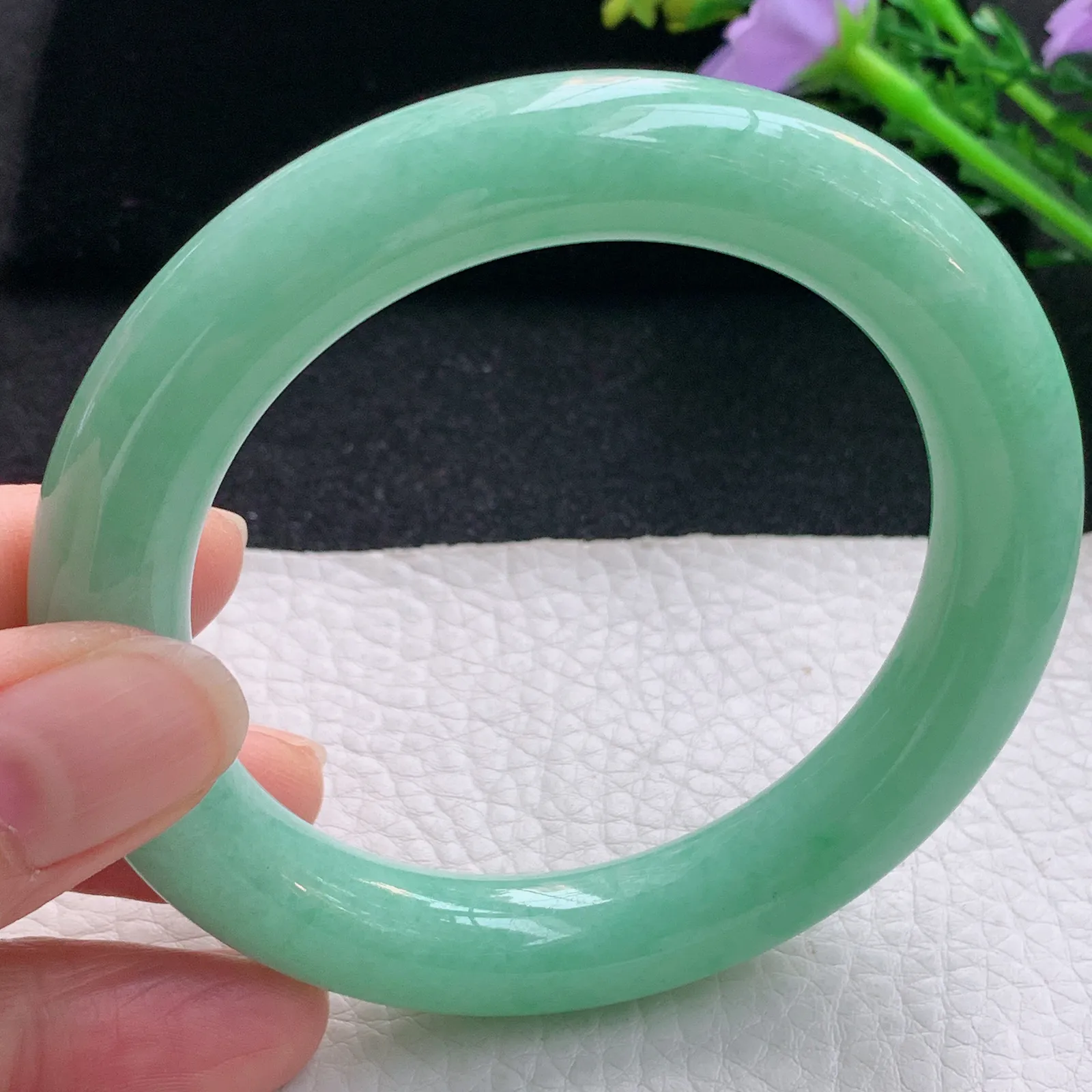 yh自然光57.5*11美人镯 翡翠a货玉手镯果绿圆条珠宝玉手环