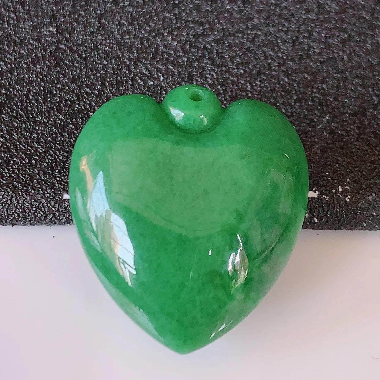 自然光实拍，冰润满绿翡翠爱心吊坠，翠色灵动，种老水足，寓意好，品相佳，佩戴佳品！#32.5