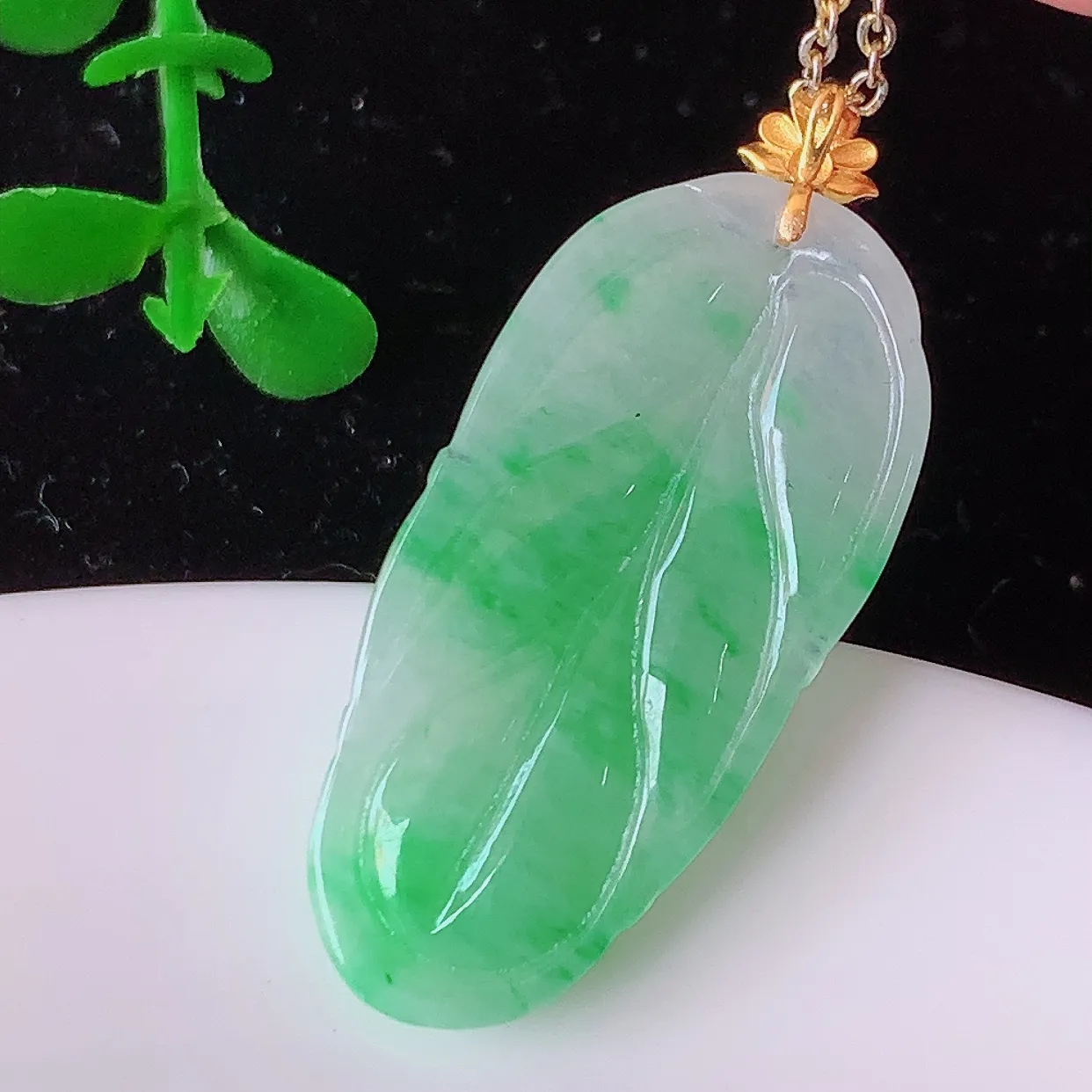 18K金镶嵌冰飘绿翡翠叶子吊坠 ，种水足，色泽清新，工艺精湛，叶子寓意美好；金枝玉叶，事业有成。#42.5
