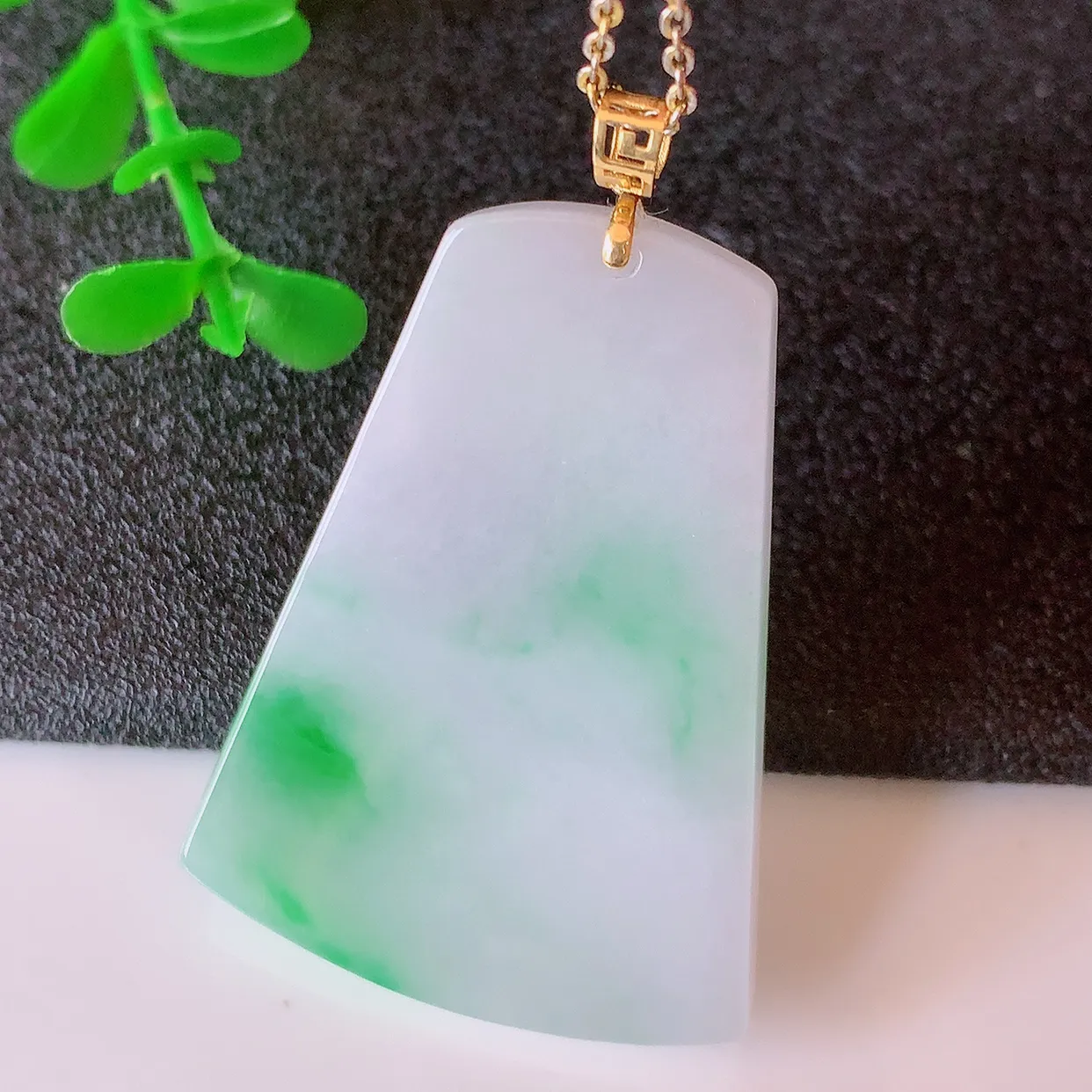 18K金镶嵌冰润飘绿平安无事牌吊坠，翡翠无事牌，平平安安，无事牌翠色灵动，佩戴平安时尚！#41.5整体44.5*裸石39*28.5*4