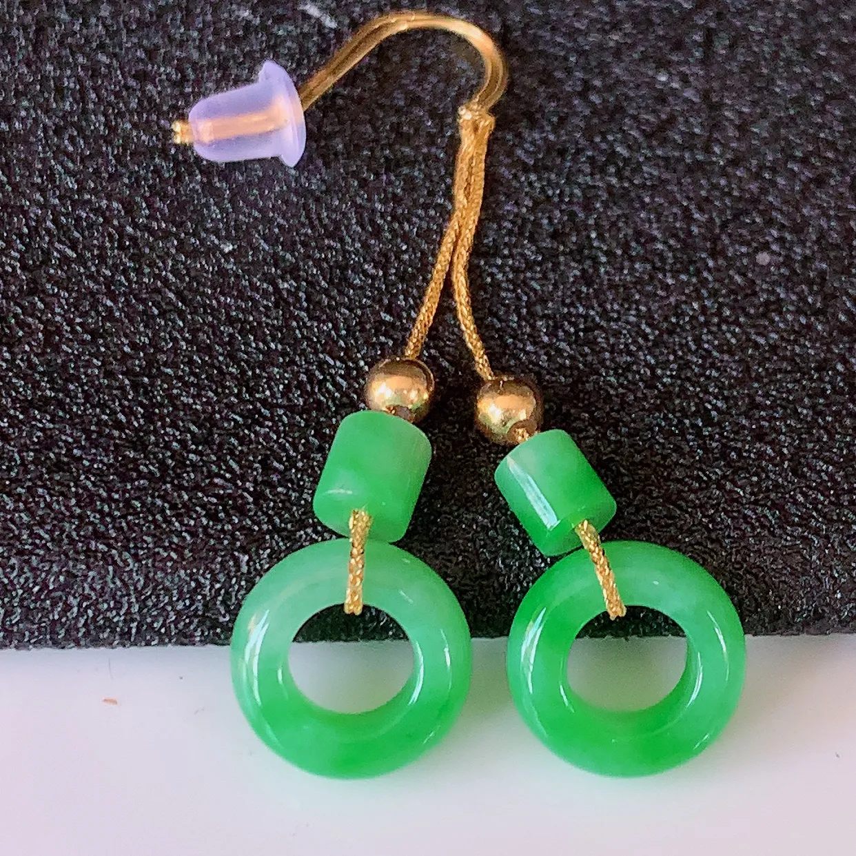 18k金镶嵌冰飘绿翡翠平安扣耳坠，沁人心脾，耳坠佩戴效果大气出众，尽显气质。种水好，胶感足，颜相当漂亮，高性价比，值得入手品鉴！#42.5整体38.5裸石9.5*3.2