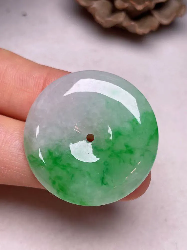 冰糯种飘绿【平安扣】吊坠，种水好，玉质细腻 ，卖相好‘