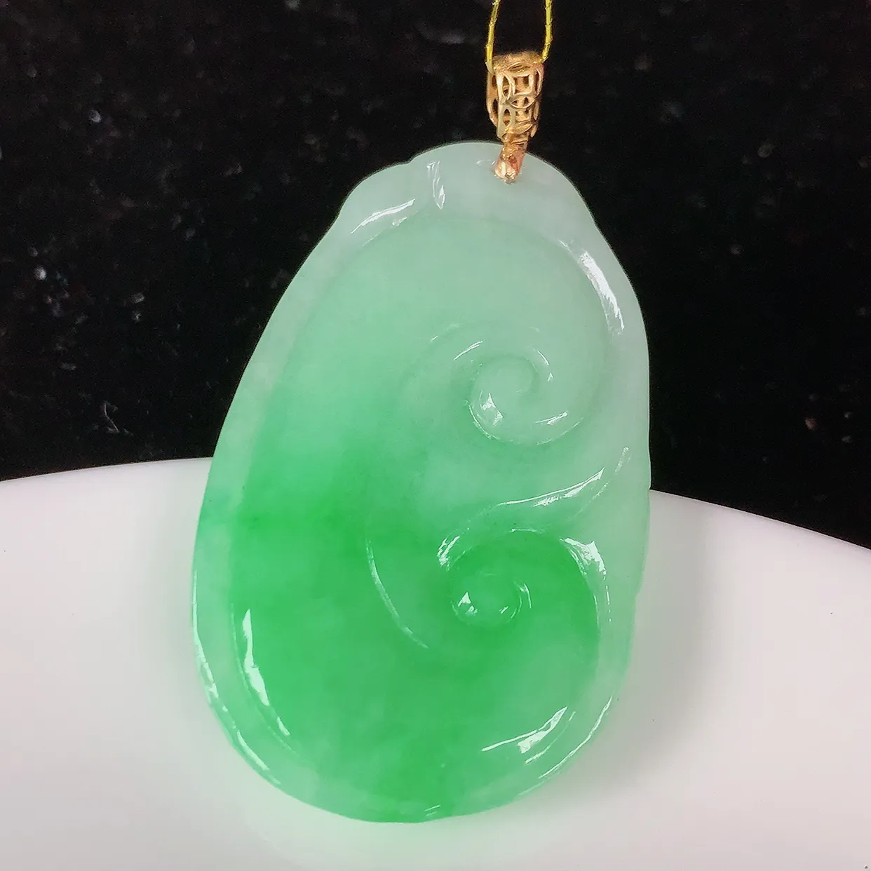 18k金镶嵌飘绿翡翠如意吊坠，沁人心脾，精致典雅的设计，为佩戴者，增添色彩，送礼自留都是佳品选择！#35.3