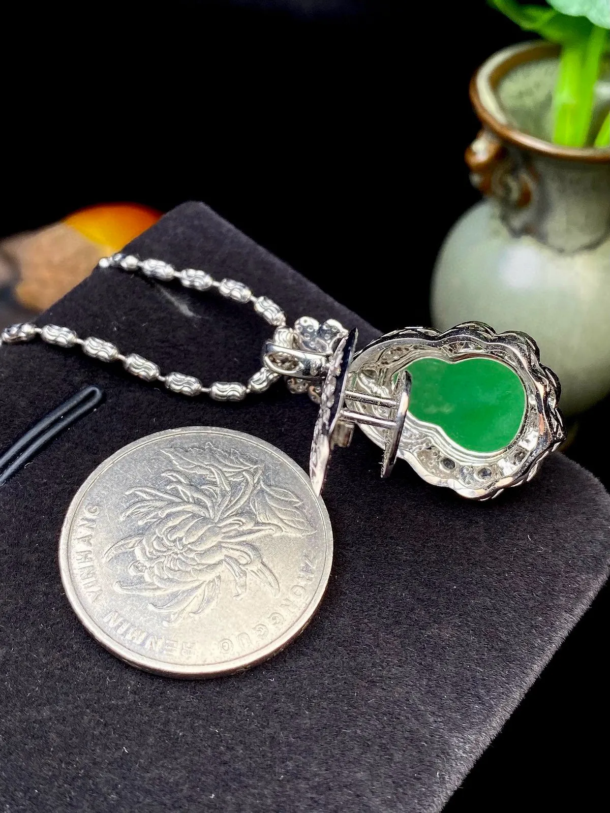 【冰种满绿葫芦吊坠】种水色俱全，冰透闪亮，通透感饱满度很好，18k金钻豪华镶嵌，裸石尺寸15.7*11.3*4.1毫米