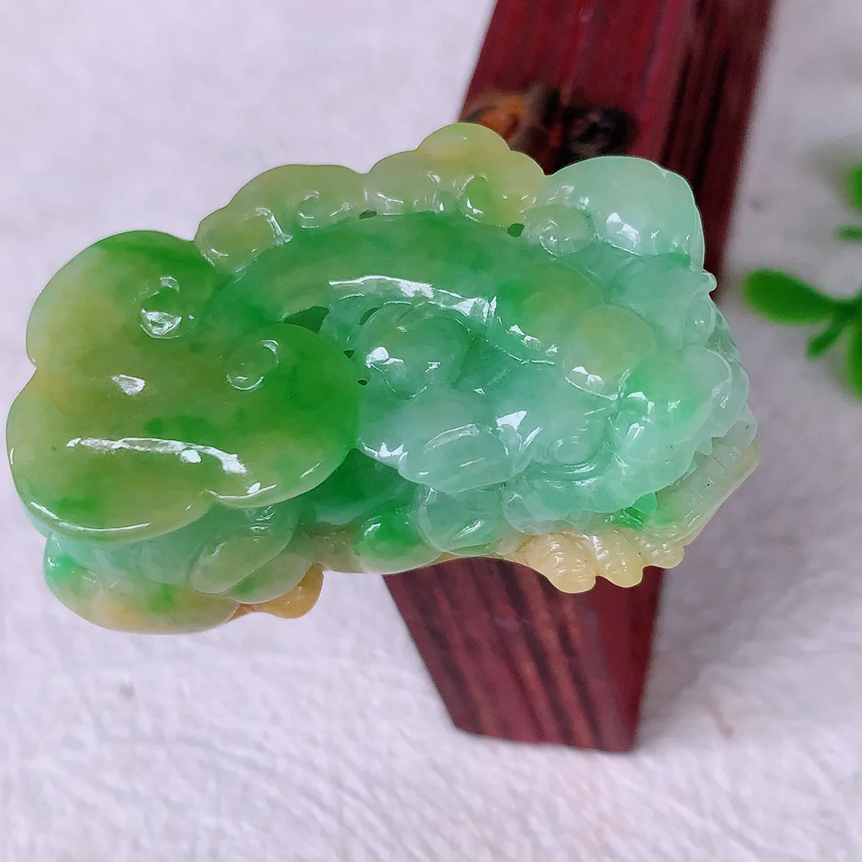 自然光实拍，冰润黄加绿翡翠霸王貔貅吊坠，民间有“一摸貔貅运程旺盛，再摸貔貅财运滚滚，三摸貔貅平步青云