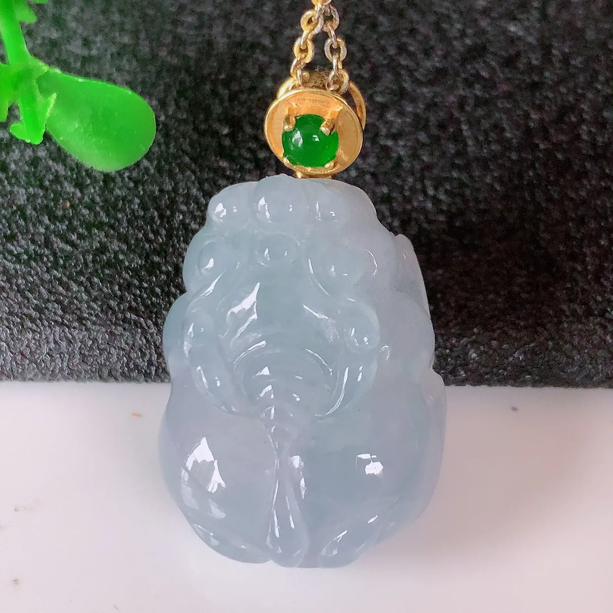 自然光实拍，18K金镶嵌冰紫罗兰翡翠招财貔貅吊坠，民间有“一摸貔貅运程旺盛，再摸貔貅财运滚滚，三摸貔貅平步青云 ”的美好祝愿。#00.3整体28裸石21.5*15.8-9